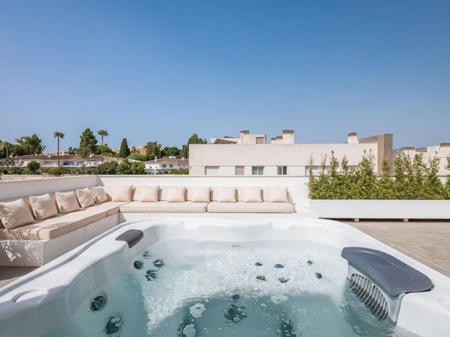 Penthouse avec 4 Chambres  à San Pedro de Alcántara