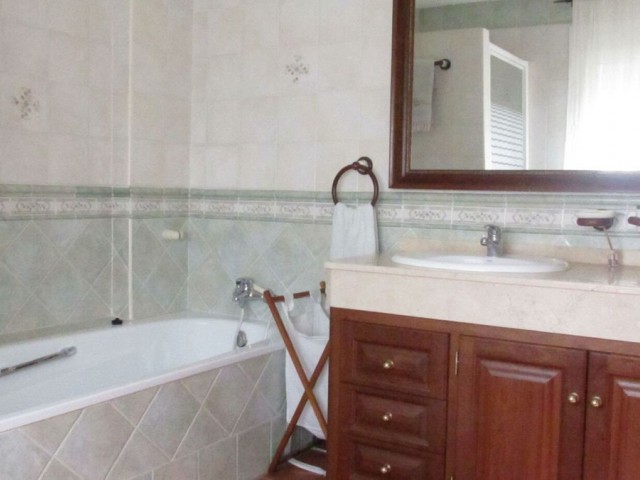Villa avec 6 Chambres  à San Pedro de Alcántara