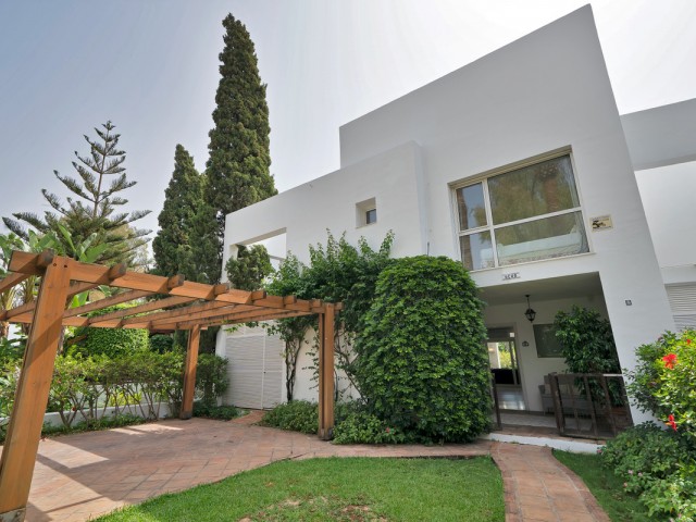 Maison mitoyenne avec 5 Chambres  à Guadalmina Alta