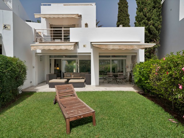 Maison mitoyenne avec 5 Chambres  à Guadalmina Alta