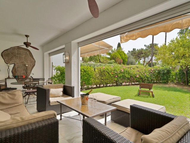 Maison mitoyenne avec 5 Chambres  à Guadalmina Alta