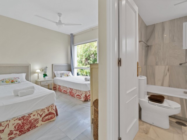 Maison mitoyenne avec 5 Chambres  à Guadalmina Alta