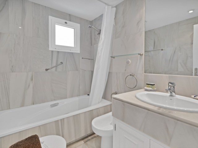 Maison mitoyenne avec 5 Chambres  à Guadalmina Alta