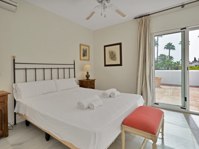 Maison mitoyenne avec 5 Chambres  à Guadalmina Alta