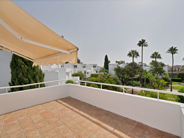 Maison mitoyenne avec 5 Chambres  à Guadalmina Alta