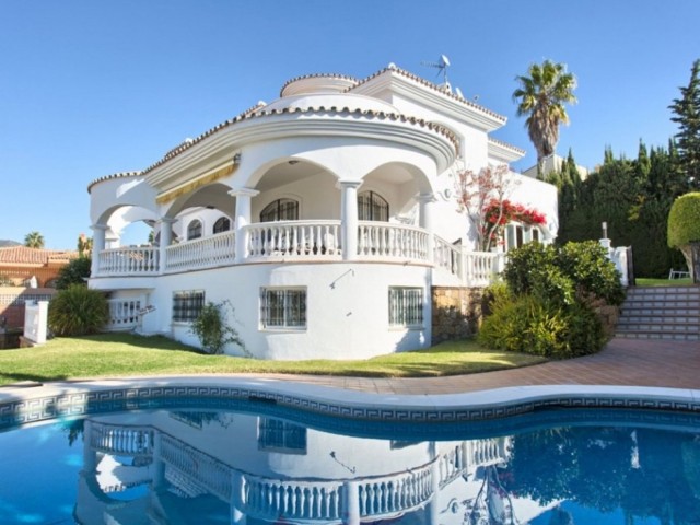 Villa con 4 Dormitorios  en Torrequebrada