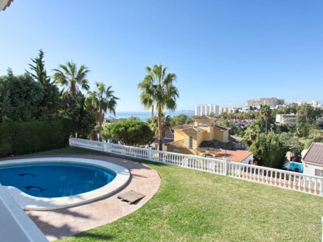 Villa con 4 Dormitorios  en Torrequebrada