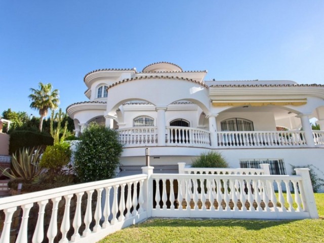 Villa con 4 Dormitorios  en Torrequebrada