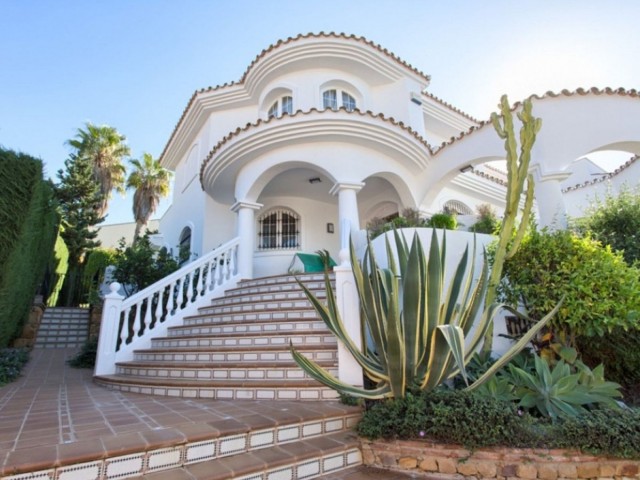 Villa con 4 Dormitorios  en Torrequebrada