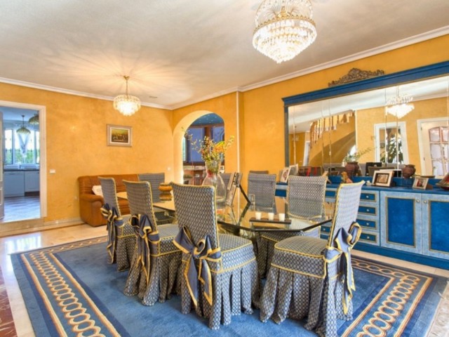 Villa con 4 Dormitorios  en Torrequebrada