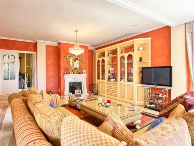 Villa con 4 Dormitorios  en Torrequebrada