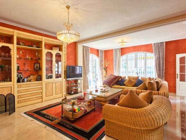 Villa con 4 Dormitorios  en Torrequebrada