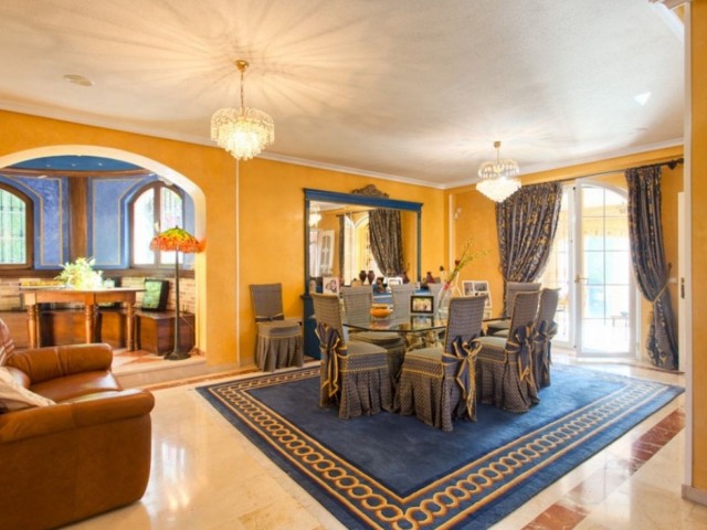 Villa con 4 Dormitorios  en Torrequebrada