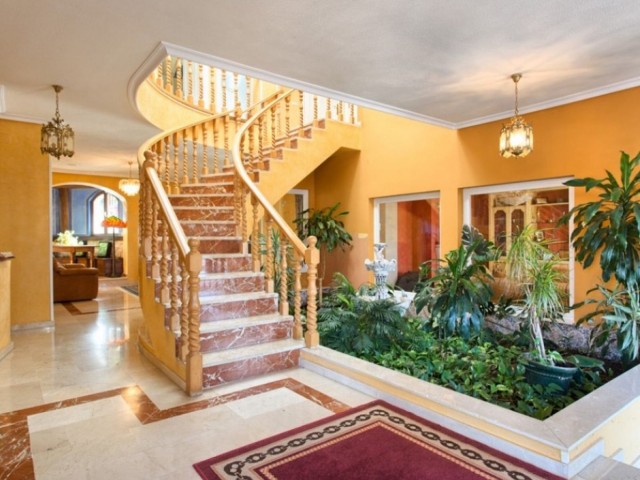 Villa con 4 Dormitorios  en Torrequebrada