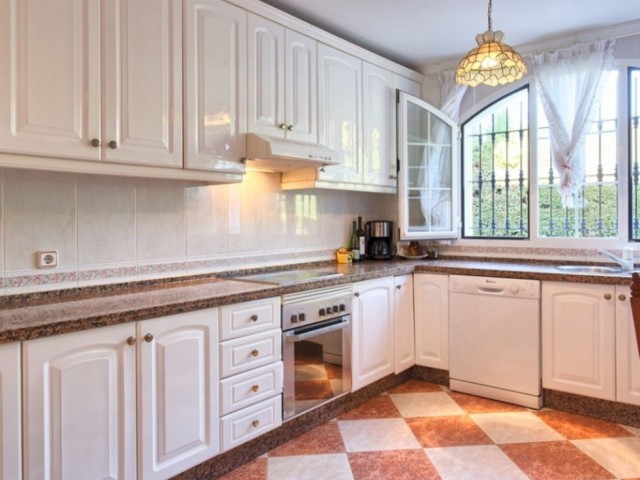 Villa con 4 Dormitorios  en Torrequebrada