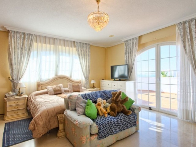 Villa con 4 Dormitorios  en Torrequebrada