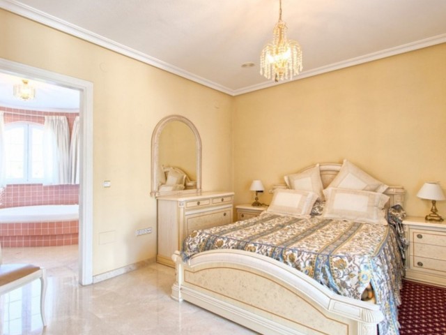 Villa con 4 Dormitorios  en Torrequebrada