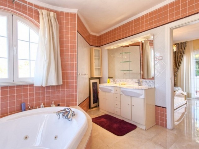 Villa con 4 Dormitorios  en Torrequebrada