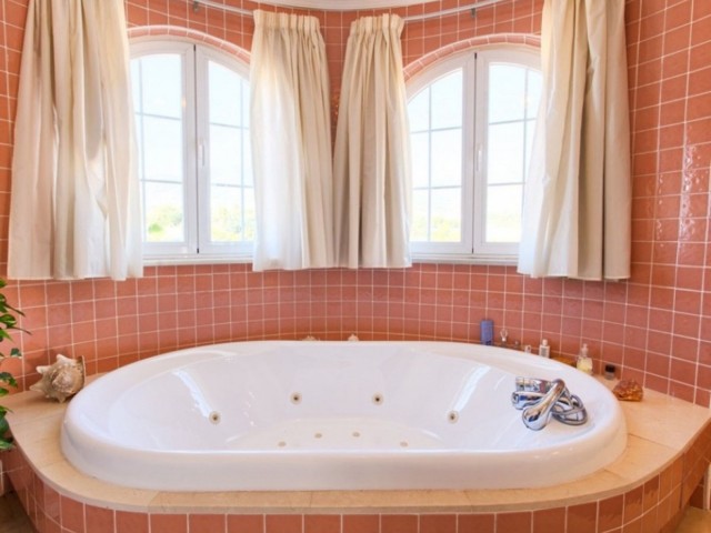 Villa con 4 Dormitorios  en Torrequebrada