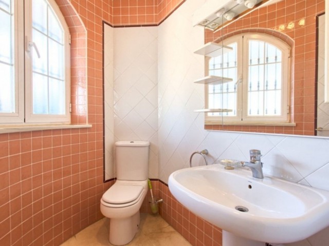 Villa con 4 Dormitorios  en Torrequebrada