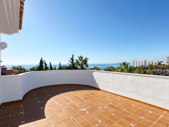 Villa con 4 Dormitorios  en Torrequebrada