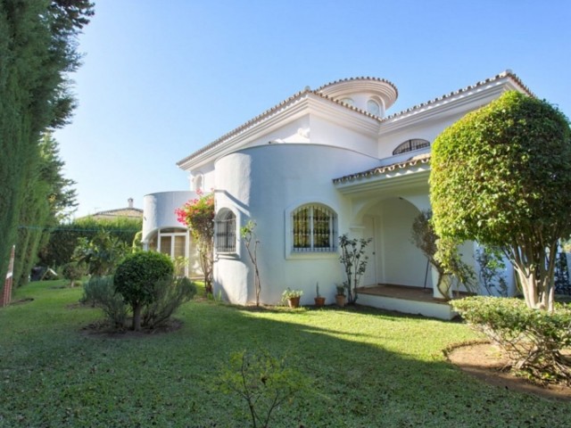 Villa con 4 Dormitorios  en Torrequebrada