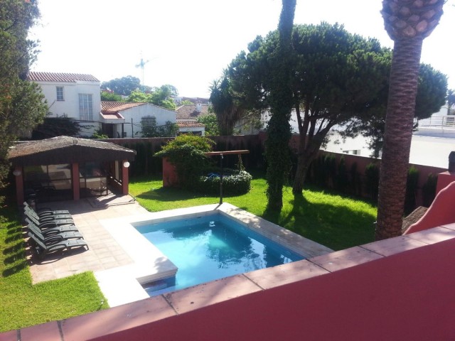 Villa avec 4 Chambres  à El Campamento