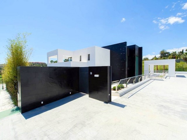 Villa avec 5 Chambres  à Nueva Andalucía