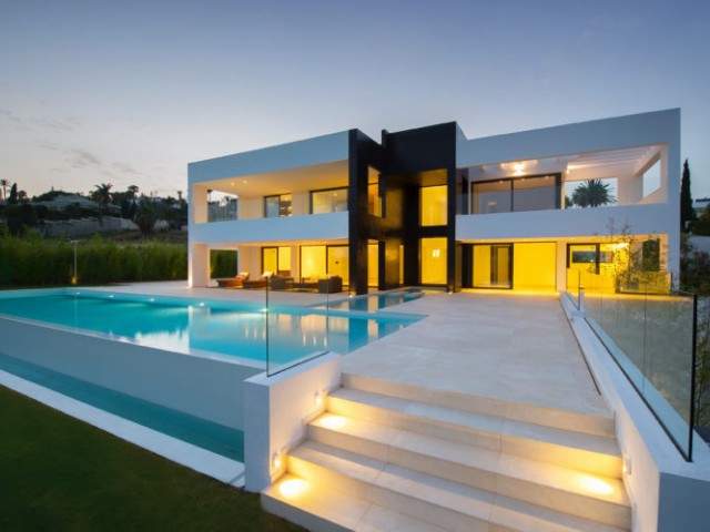 Villa avec 5 Chambres  à Nueva Andalucía