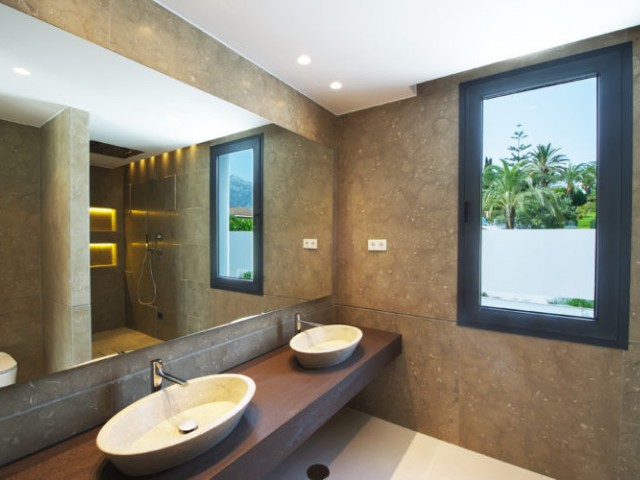 Villa avec 5 Chambres  à Nueva Andalucía