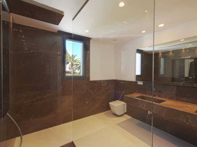 Villa avec 5 Chambres  à Nueva Andalucía