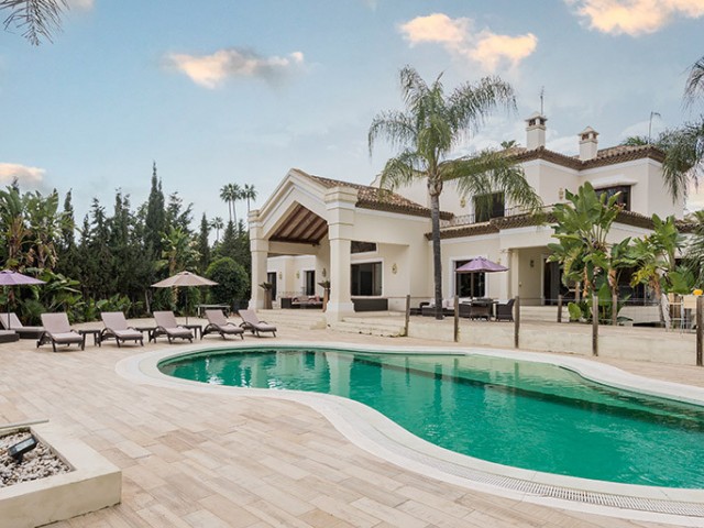 Villa avec 6 Chambres  à Nueva Andalucía
