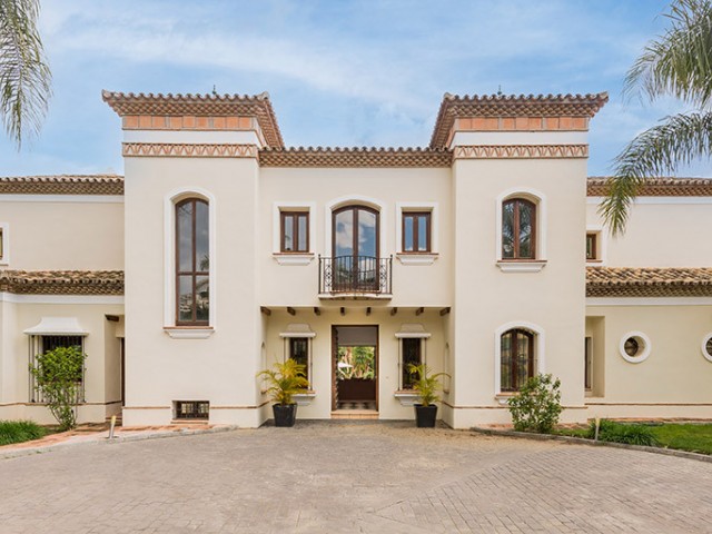Villa avec 6 Chambres  à Nueva Andalucía