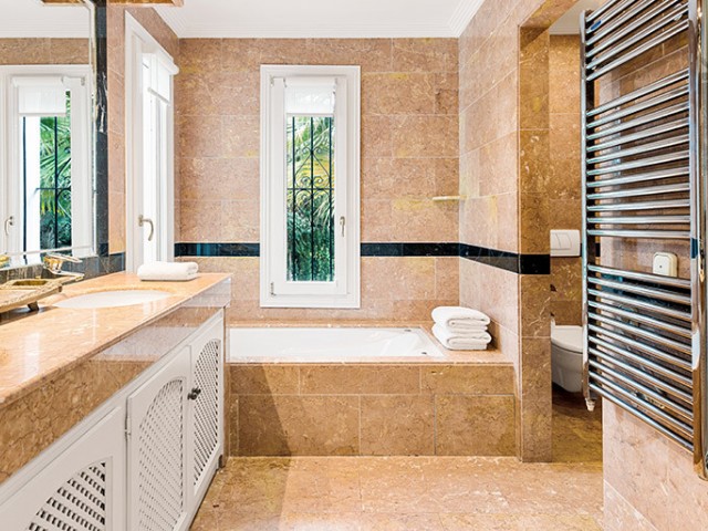 Villa avec 6 Chambres  à Nueva Andalucía