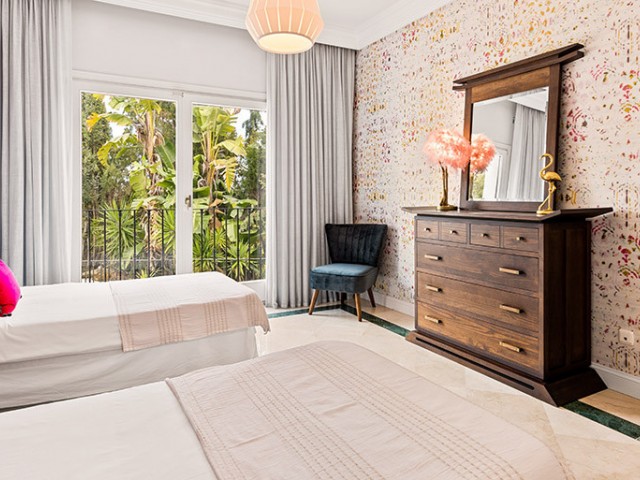 Villa avec 6 Chambres  à Nueva Andalucía