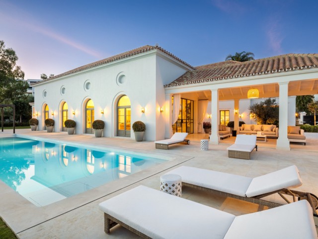 Villa avec 6 Chambres  à Nueva Andalucía