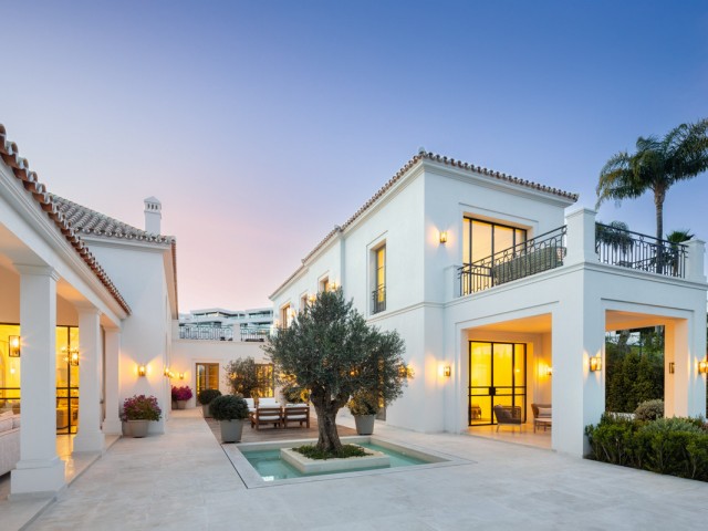 Villa avec 6 Chambres  à Nueva Andalucía
