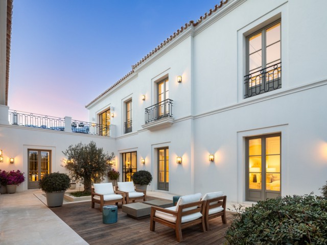 Villa avec 6 Chambres  à Nueva Andalucía