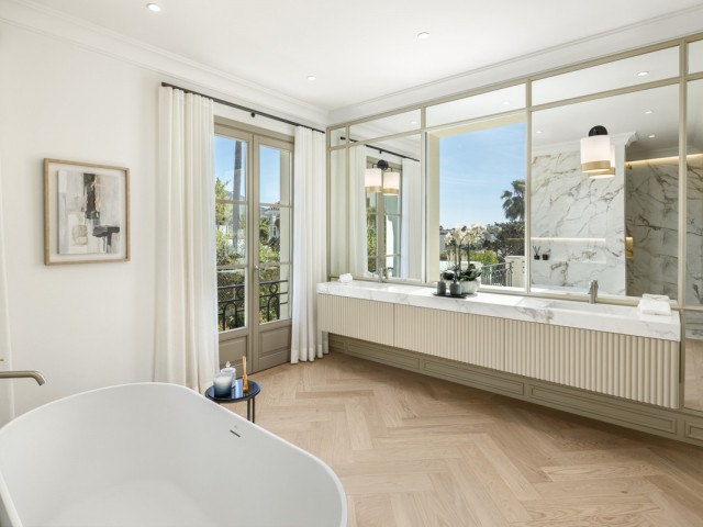 Villa avec 6 Chambres  à Nueva Andalucía