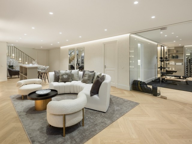 Villa avec 6 Chambres  à Nueva Andalucía