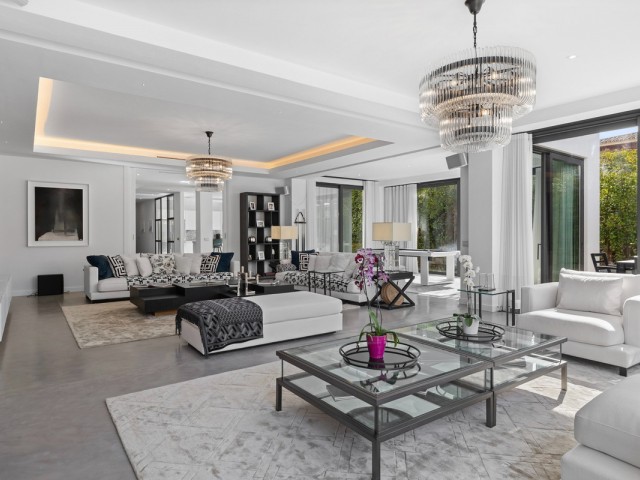 Villa avec 6 Chambres  à Guadalmina Baja