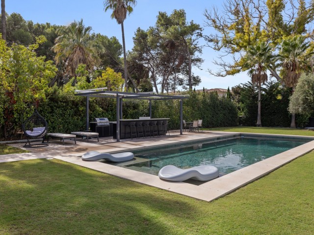 Villa avec 6 Chambres  à Guadalmina Baja