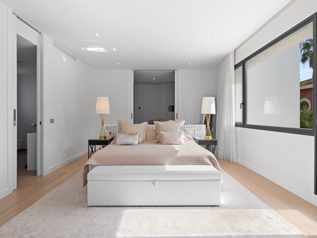 Villa avec 6 Chambres  à Guadalmina Baja