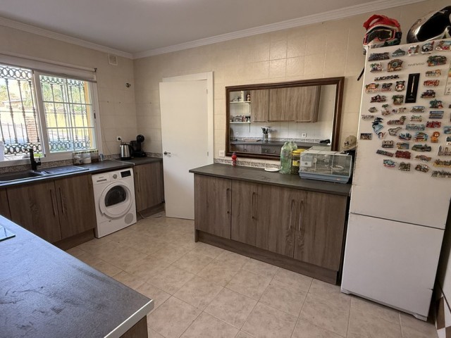 Villa con 5 Dormitorios  en Alhaurín de la Torre