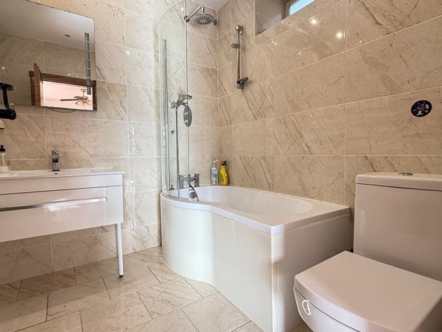 Villa con 5 Dormitorios  en Alhaurín de la Torre