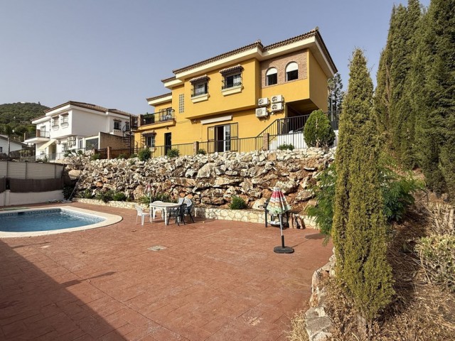 Villa con 5 Dormitorios  en Alhaurín de la Torre