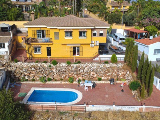 Villa con 5 Dormitorios  en Alhaurín de la Torre