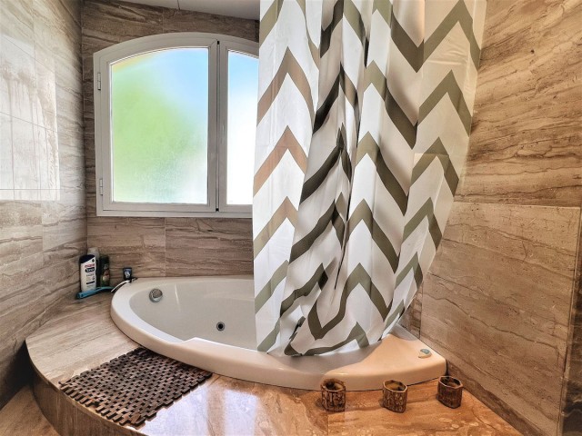 Apartamento con 3 Dormitorios  en Guadalmina Baja