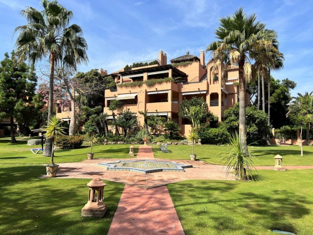 Apartamento con 3 Dormitorios  en Guadalmina Baja