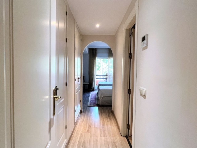 Apartamento con 3 Dormitorios  en Guadalmina Baja